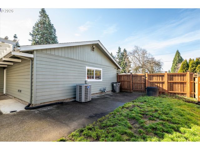 2937 STARK St, Eugene, OR 97404
