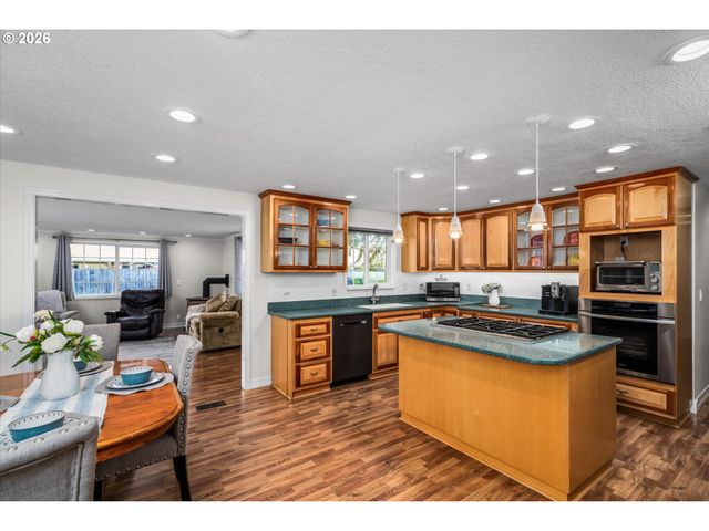 2937 STARK St, Eugene, OR 97404