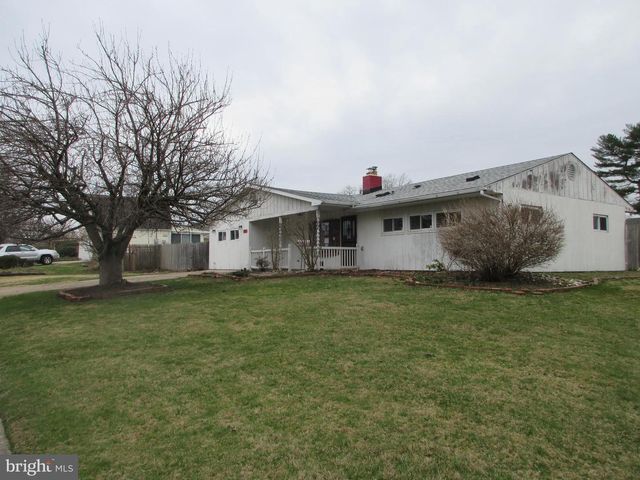 63 MAPLE LN, Levittown, PA 19054