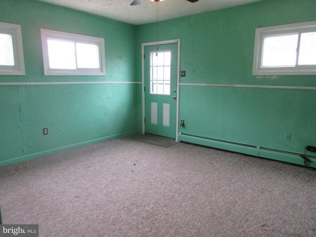 63 MAPLE LN, Levittown, PA 19054