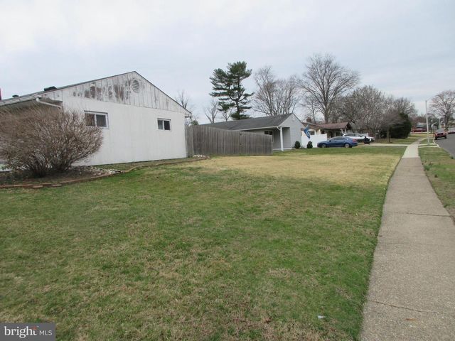 63 MAPLE LN, Levittown, PA 19054