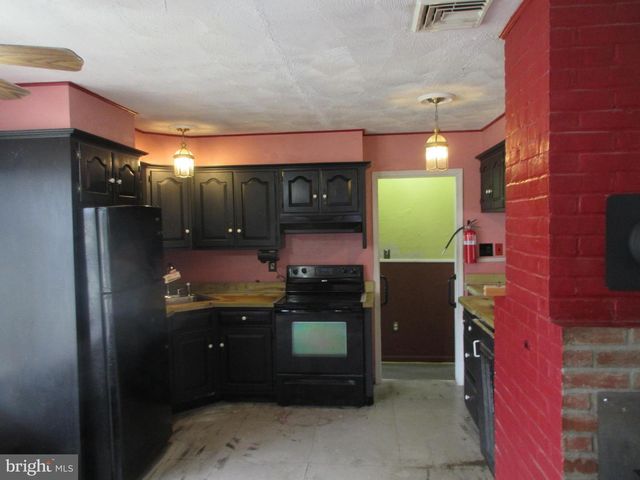 63 MAPLE LN, Levittown, PA 19054