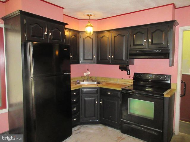 63 MAPLE LN, Levittown, PA 19054