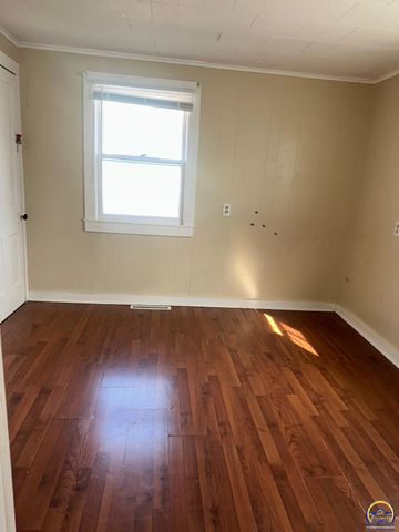 106 Mechanic St, Emporia, KS 66801