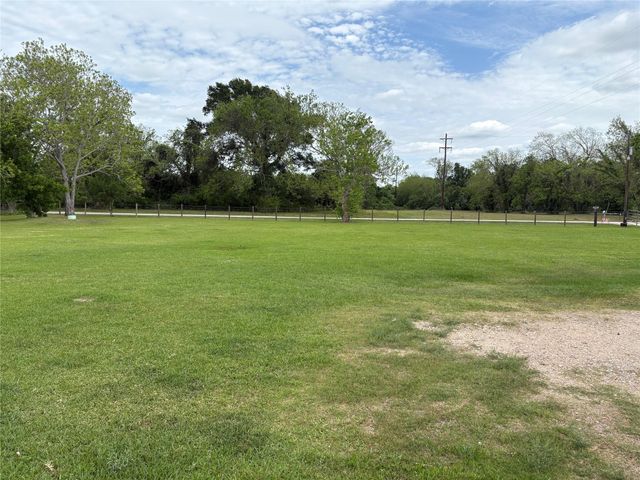 250 County Road 275, Cedar Lake, TX 77414