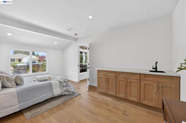 792 8th Ave, Redwood City, CA 94063