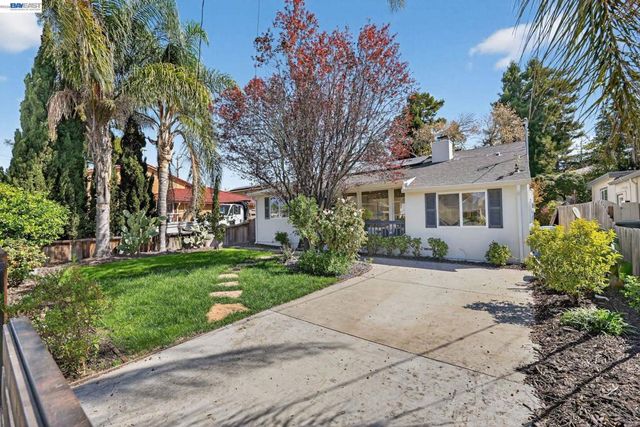 792 8th Ave, Redwood City, CA 94063