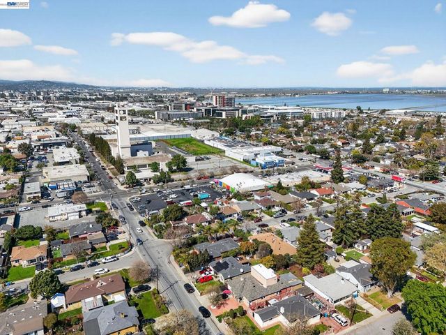 792 8th Ave, Redwood City, CA 94063