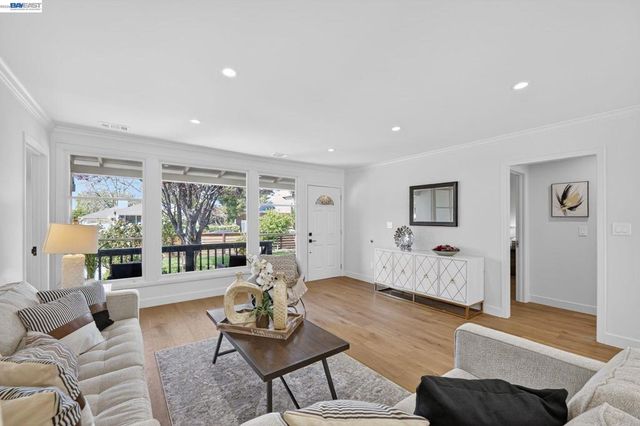 792 8th Ave, Redwood City, CA 94063