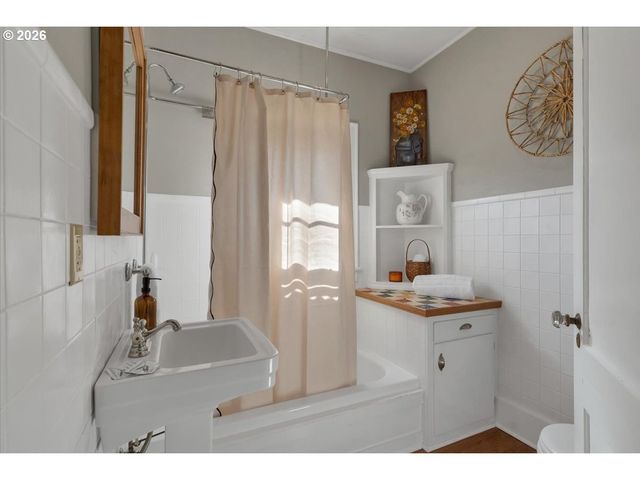 1970 MAPLE Ave Ne, Salem, OR 97301
