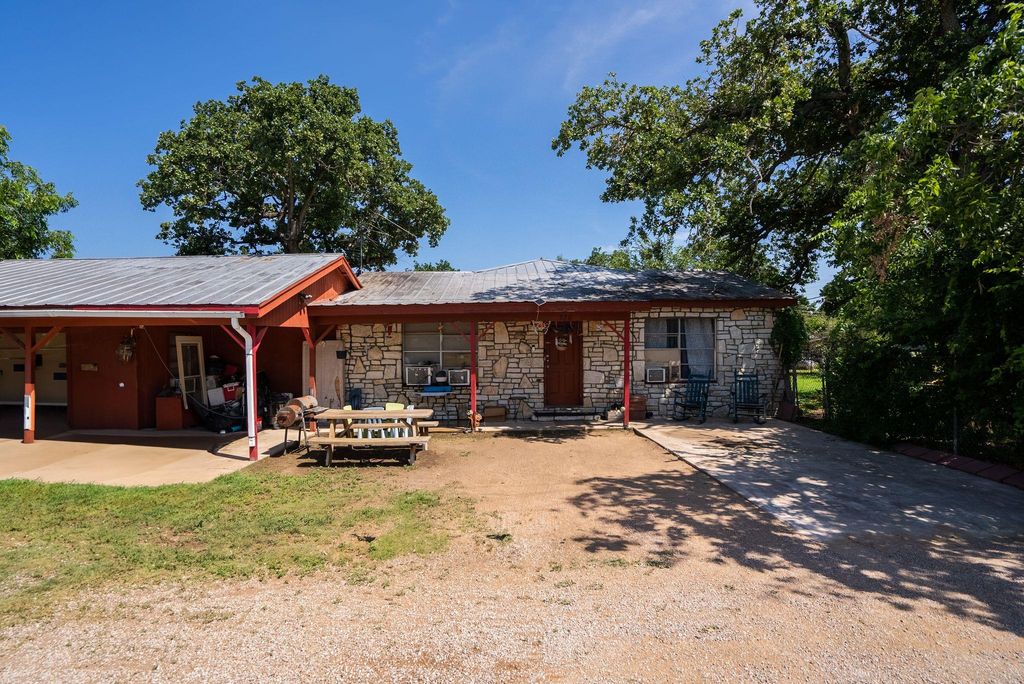 520 Munson ST, Tow, TX 78672
