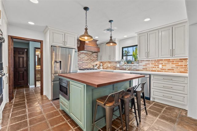 10 Colony Park Drive, Galveston, TX 77551