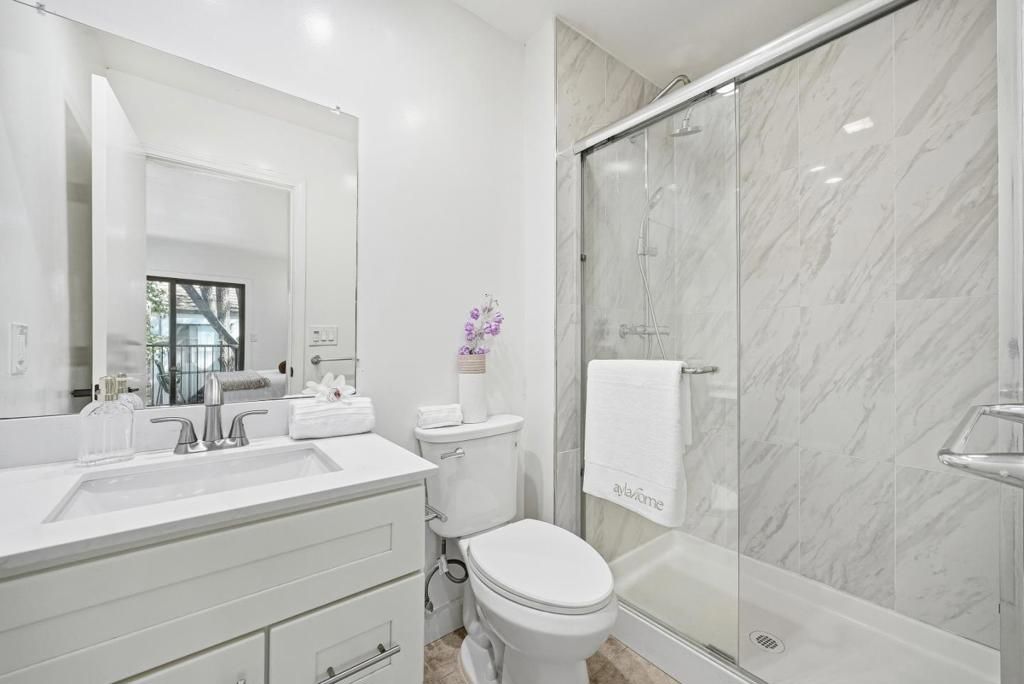 Image 18 of property listing at 2395 South Drive, Santa Clara, CA 95051