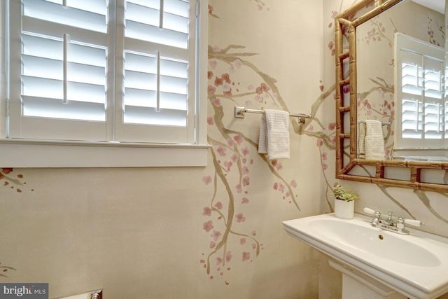 2143 N POLLARD ST, Arlington, VA 22207