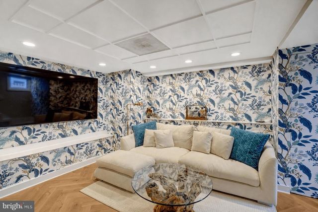 2143 N POLLARD ST, Arlington, VA 22207