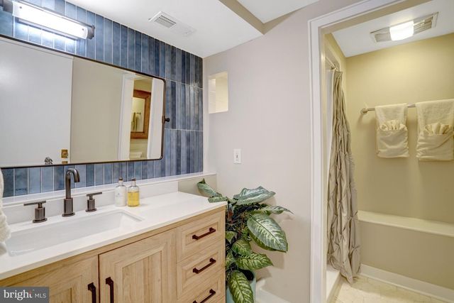 2143 N POLLARD ST, Arlington, VA 22207