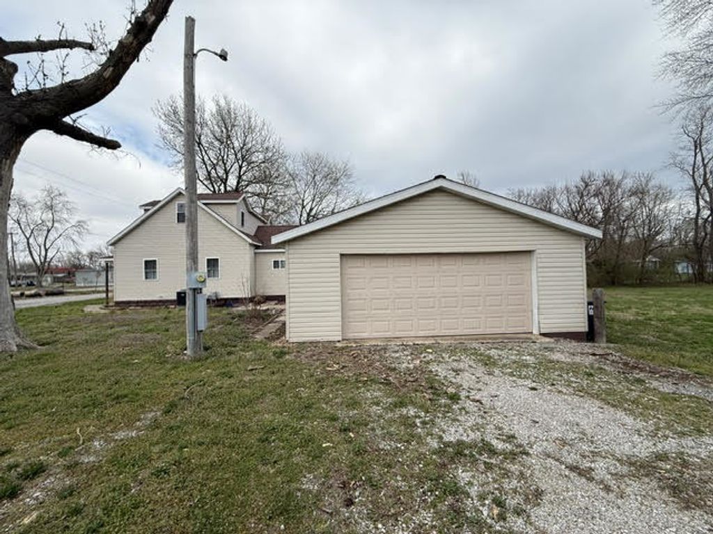Image 11 of property listing at 111 E Peach Street, Centralia, IL 62801