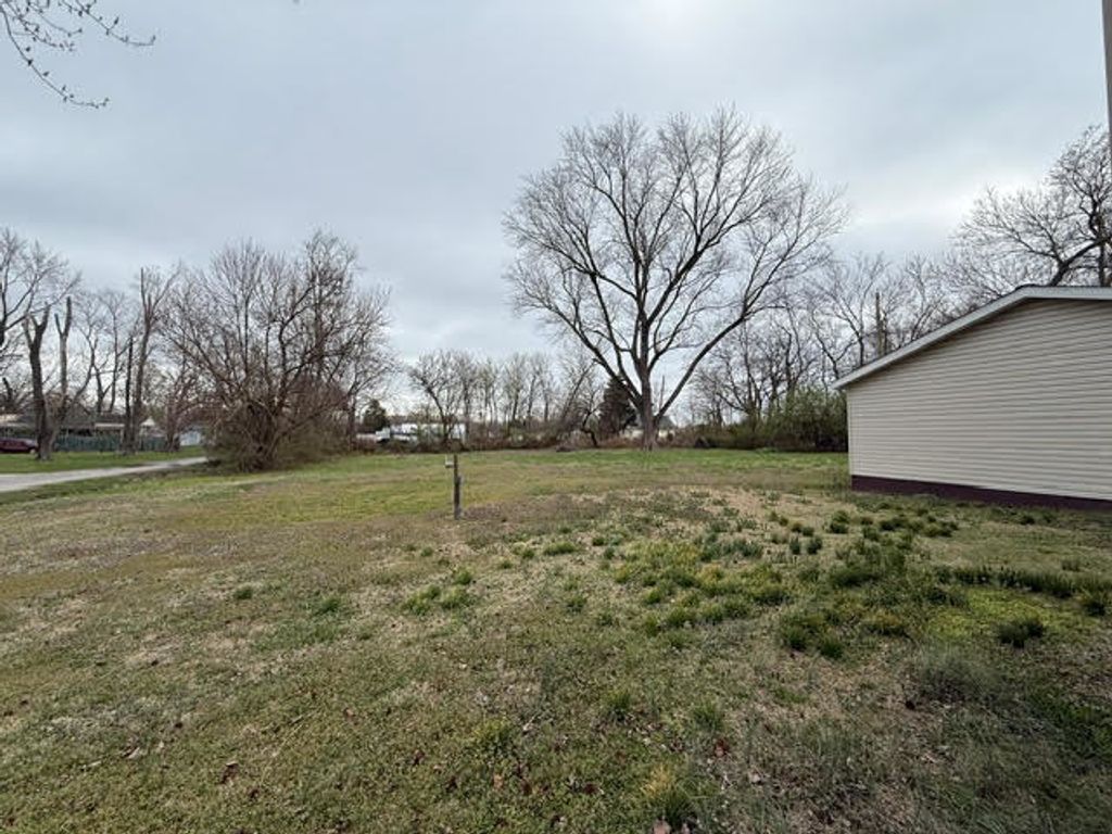 Image 12 of property listing at 111 E Peach Street, Centralia, IL 62801