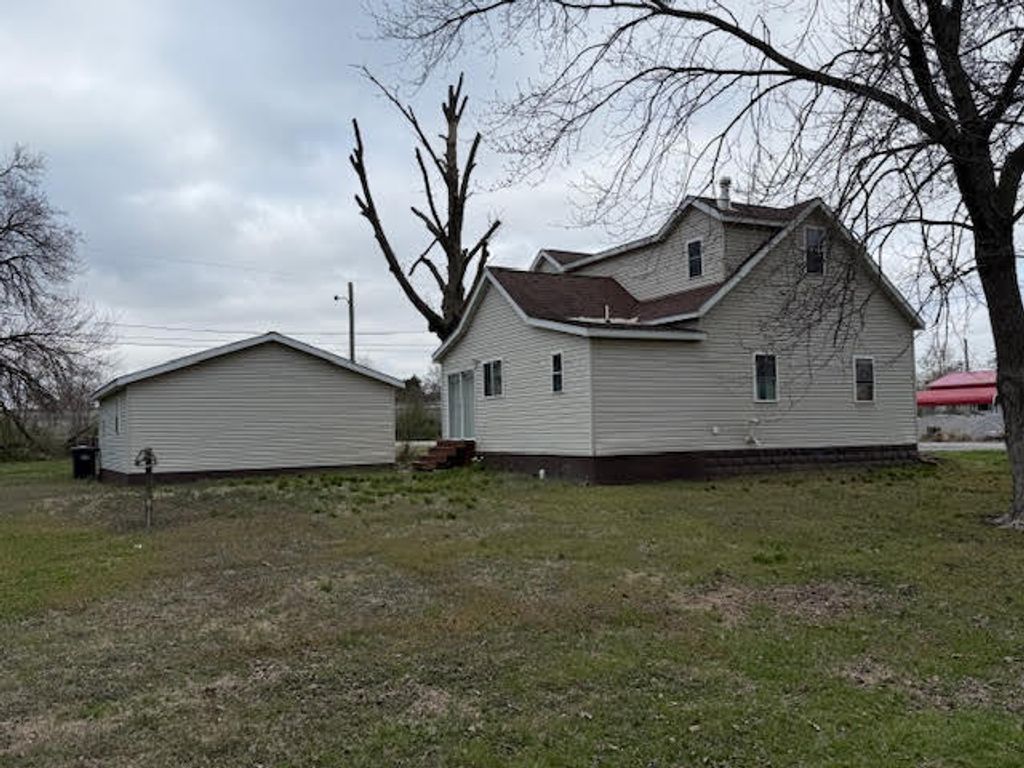 Image 7 of property listing at 111 E Peach Street, Centralia, IL 62801