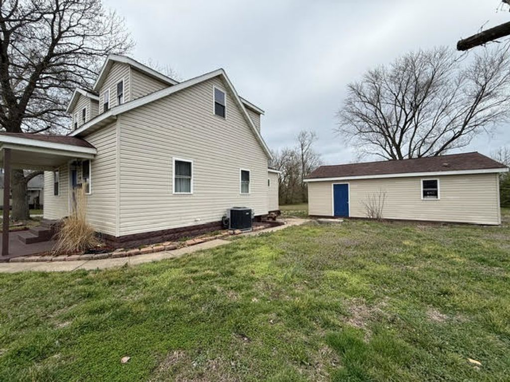Image 8 of property listing at 111 E Peach Street, Centralia, IL 62801