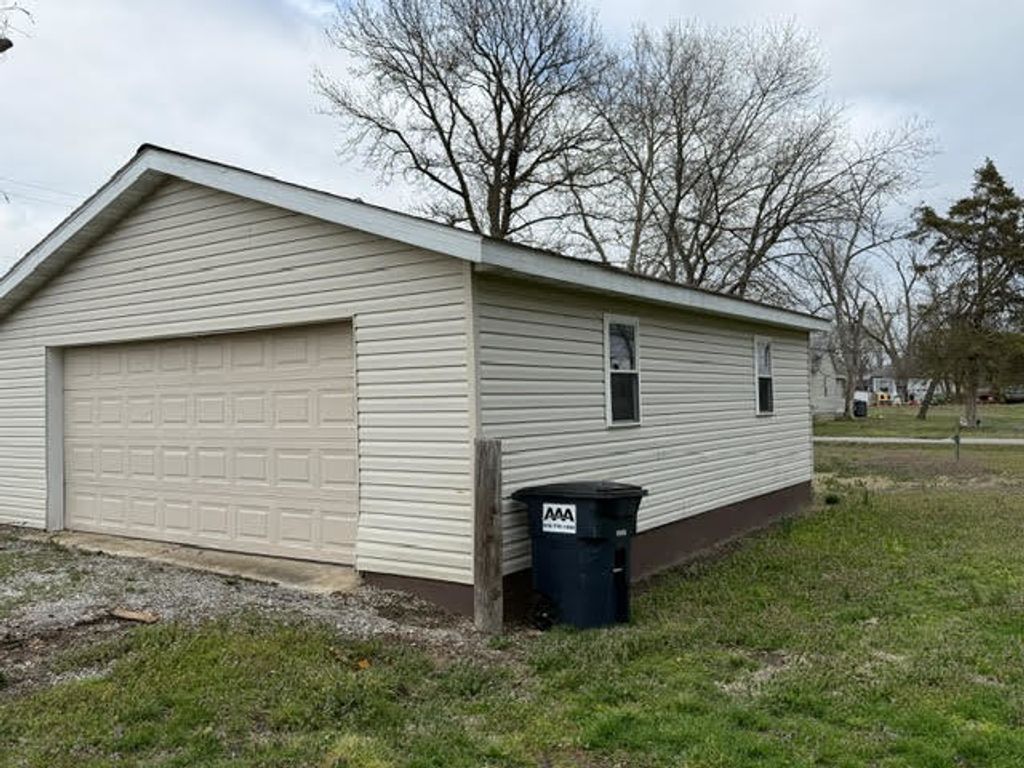 Image 10 of property listing at 111 E Peach Street, Centralia, IL 62801