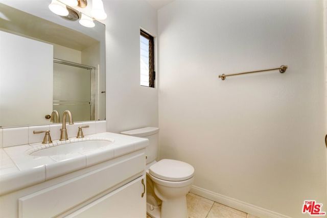 18100 Burbank Boulevard 19, Tarzana (los Angeles), CA 91356
