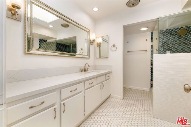 18100 Burbank Boulevard 19, Tarzana (los Angeles), CA 91356