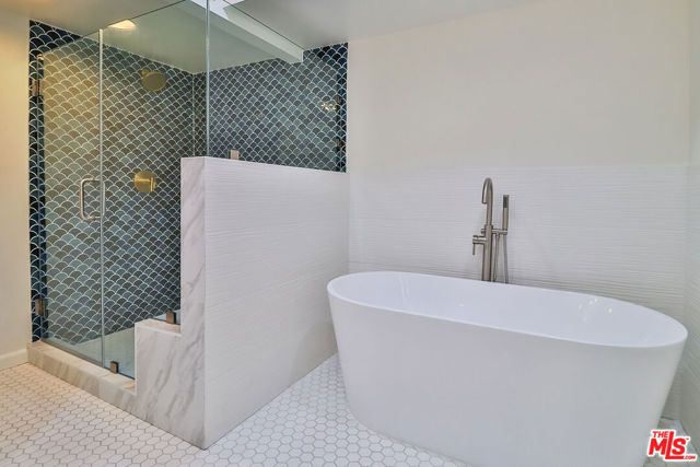 18100 Burbank Boulevard 19, Tarzana (los Angeles), CA 91356