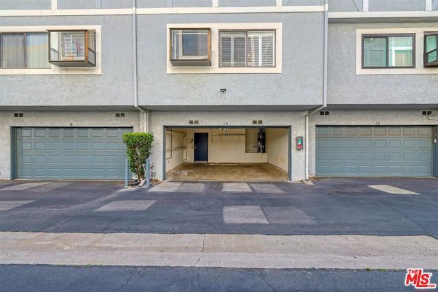 18100 Burbank Boulevard 19, Tarzana (los Angeles), CA 91356