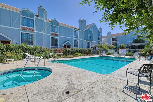 18100 Burbank Boulevard 19, Tarzana (los Angeles), CA 91356