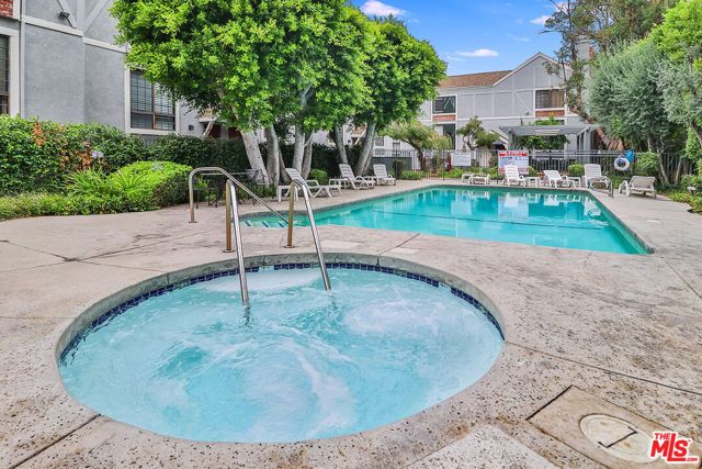 18100 Burbank Boulevard 19, Tarzana (los Angeles), CA 91356