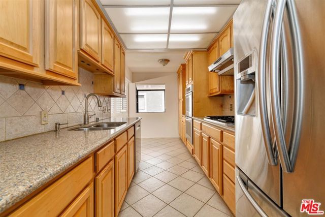 18100 Burbank Boulevard 19, Tarzana (los Angeles), CA 91356