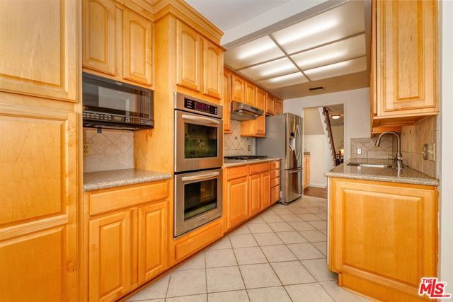 18100 Burbank Boulevard 19, Tarzana (los Angeles), CA 91356