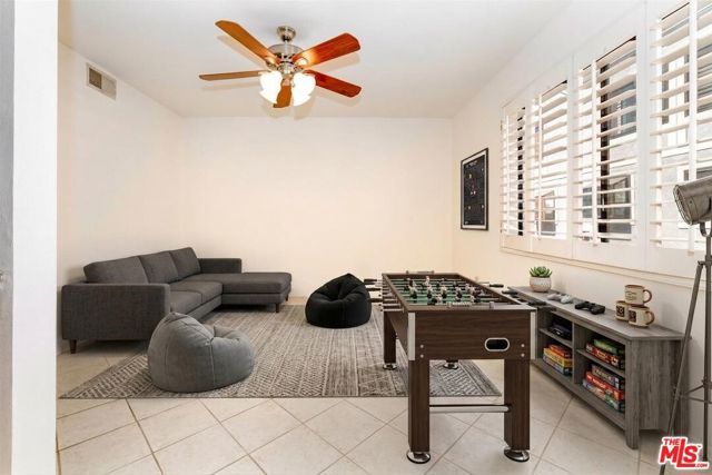 18100 Burbank Boulevard 19, Tarzana (los Angeles), CA 91356