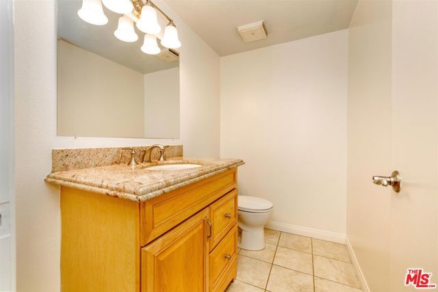18100 Burbank Boulevard 19, Tarzana (los Angeles), CA 91356