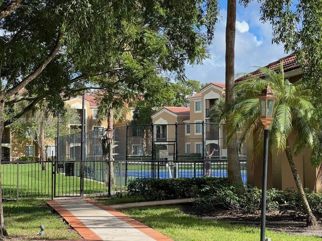 8000 N Nob Hill Rd 204, Tamarac, FL 33321