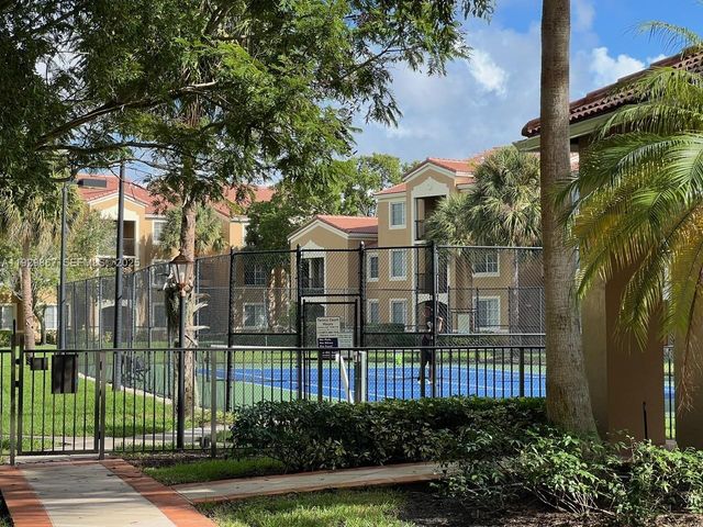 8000 N Nob Hill Rd 204, Tamarac, FL 33321