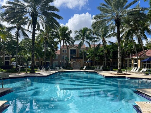 8000 N Nob Hill Rd 204, Tamarac, FL 33321