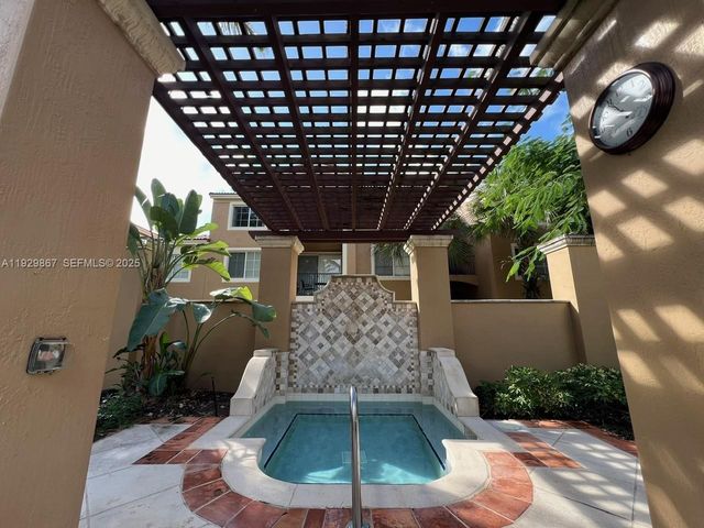 8000 N Nob Hill Rd 204, Tamarac, FL 33321