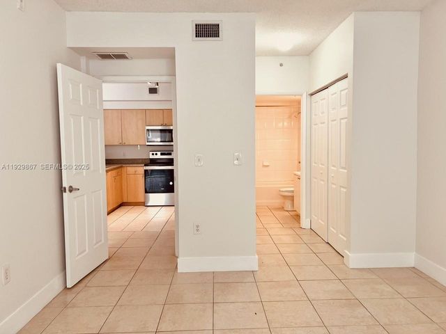 8000 N Nob Hill Rd 204, Tamarac, FL 33321