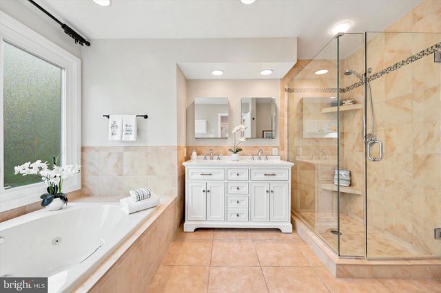 5 SUGAR MAPLE DR, Newtown Square, PA 19073