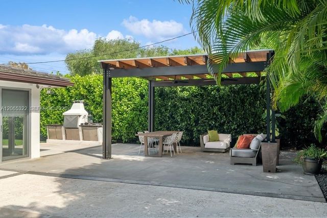 8215 SW 63rd Pl, Miami, FL 33143