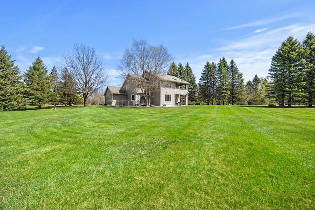 9820 Deerbrook Dr, Chanhassen, MN 55317