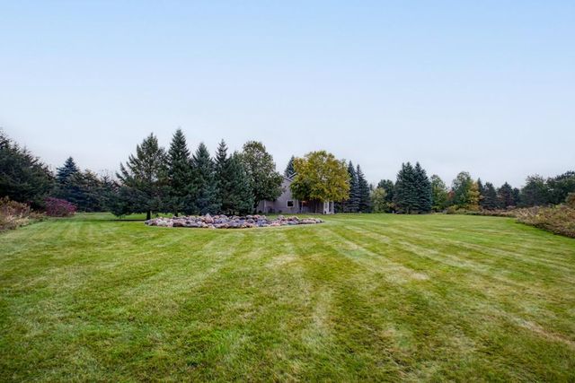 9820 Deerbrook Dr, Chanhassen, MN 55317