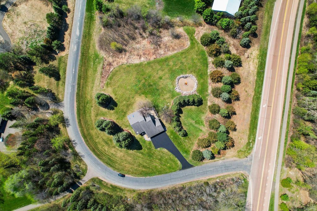 9820 Deerbrook Dr, Chanhassen, MN 55317