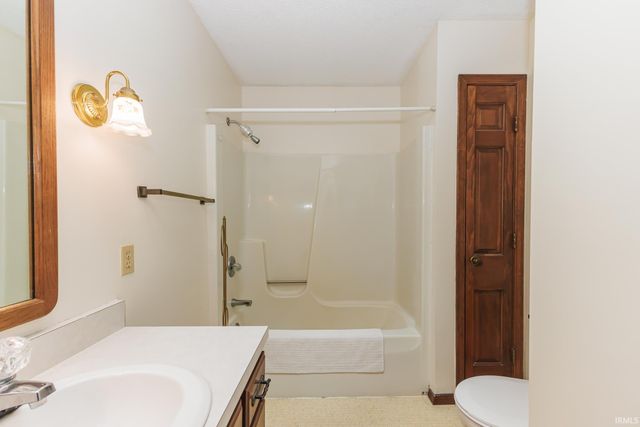 1704 N Thorn Tree Road, Muncie, IN 47304
