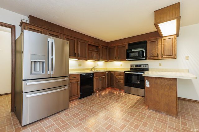 1704 N Thorn Tree Road, Muncie, IN 47304