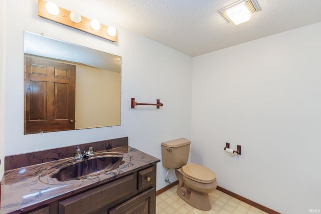 1704 N Thorn Tree Road, Muncie, IN 47304