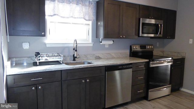 4 HAMILTON CT, Berlin, NJ 08009