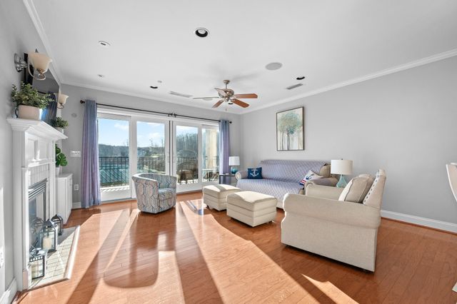 100 Bridgewater Pointe Pl Unit 102, Moneta, VA 24121